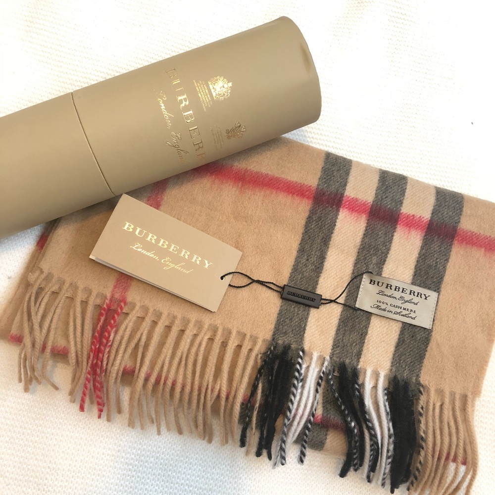 Burberry scarft - Picture 2 of 3